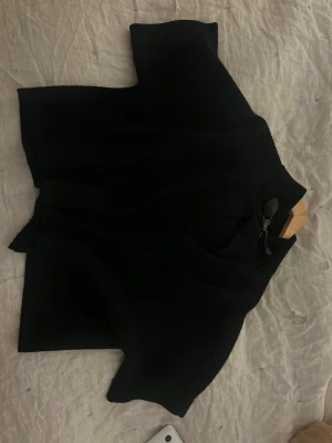 Svart cardigan  - Super fin cardigan. Svart och är i nyskick. Köpt i Italien så vet inte riktigt märke? ❤️