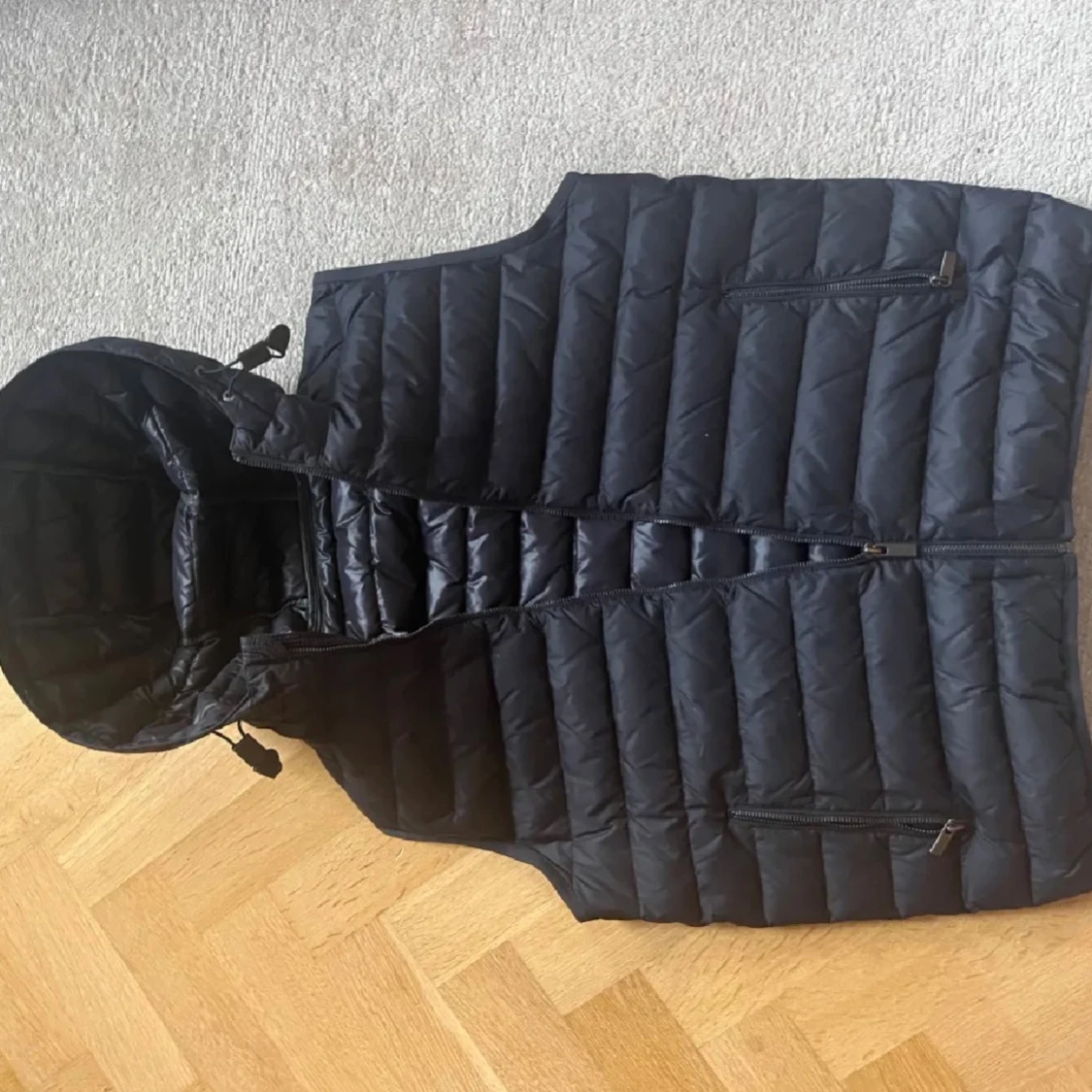 Svart dunväst med huva Massimo dutti