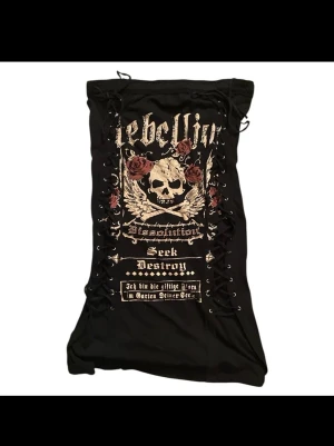 Cool tub topp - Super snygg rare tub topp ifrån märket seek & destroy❤️ den har rhinestones på framsidan och snugga korsett likannde band på sidorna och där bak❤️den är srorlek M men man kan göra den tightare eller lösare med hjälp av korsett banden❤️