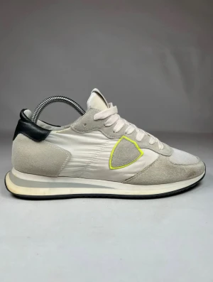 Philippe Model vita sneakers med mockadetaljer - Snygga sneakers från Philippe Model i vit och ljusgrå färg med detaljer i mocka och mesh. Skick är runt 8/10, små märken på användning men enkelt att fixa upp