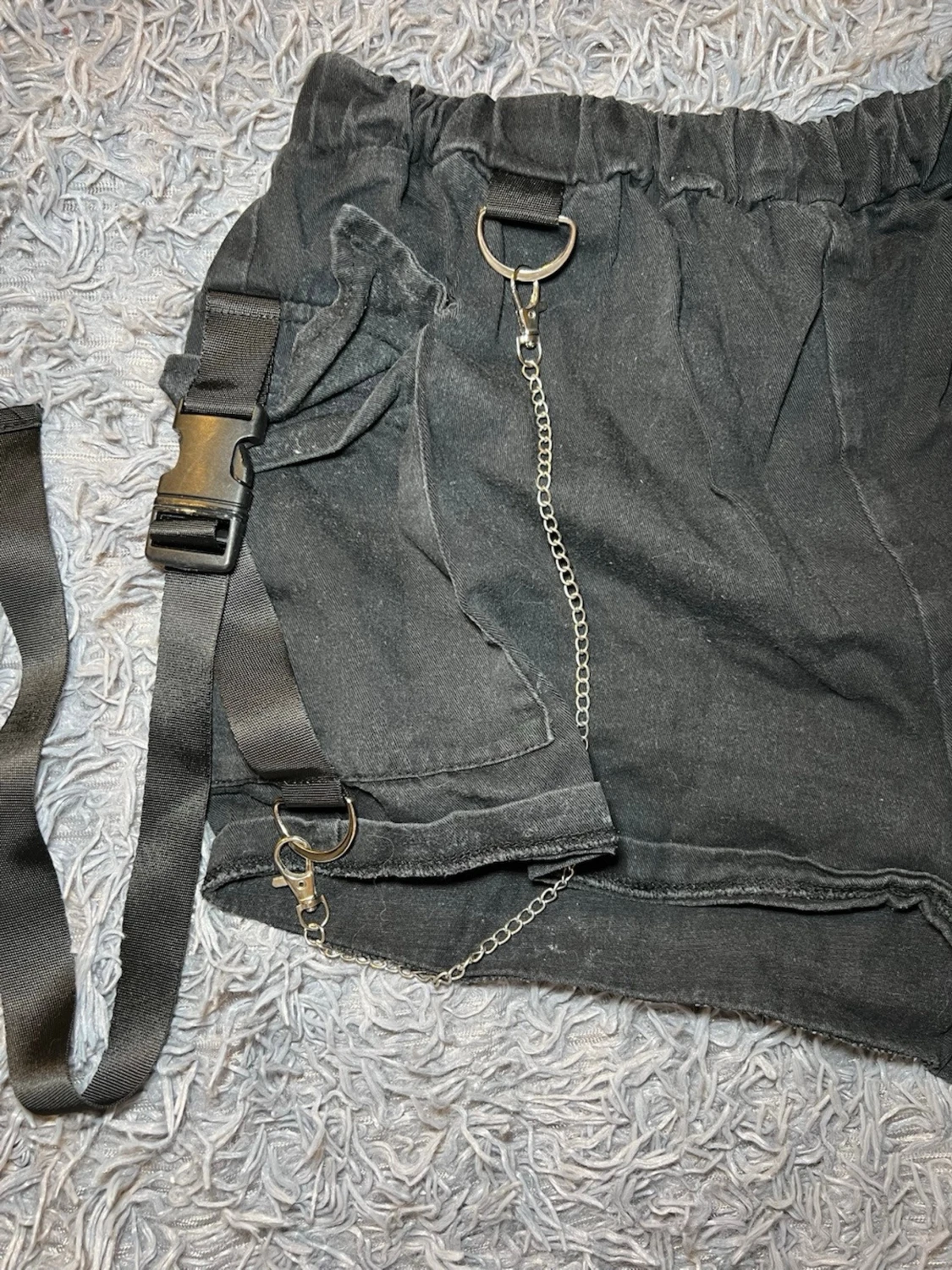 Svarta shorts med kedjor från SHEIN - 2