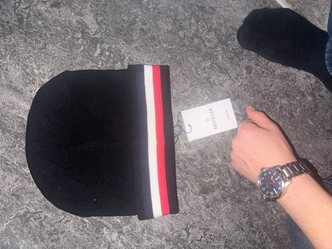 Svart Moncler mössa med ränder - 1