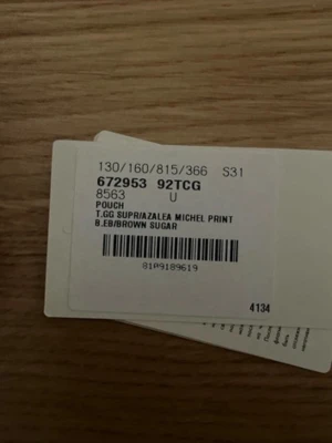 Gucci kuvertväska med GG-mönster - Snygg kuvertväska från Gucci i beige och brunt med klassiskt GG-mönster. Väskan har bruna skinnkanter, dragkedja och ett praktiskt fack för kort på insidan. Perfekt att bära i handen med den stilrena remmen.  Pris kan diskuteras och sänkas 