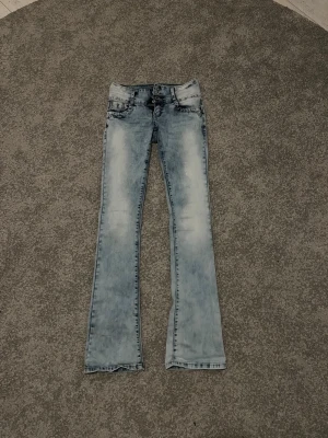 Ljusblåa jeans  - Ljusblåa lågmidjade bootcut vintage jeans i storlek xss/xs! 