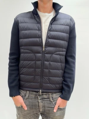 Mörkblå cardigan från Moncler - Säljer nu min Moncler cardigan. Jackan är knappt använd och är en väldigt bra julklapp nu till jul. Jackan är riktigt shyst nu till både vintern o hösten. Jackan har ej några defekter och ser ut som ny självklart lägger jag jackan på kemtvätt innan den skickas ut. Bara o höra av sig om fler bilder om det vore så