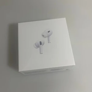 AirPods Pro 2nd Generation -  Säljer mina AirPods Pro 2nd Generation, Lätta smidiga och med fantastiskt ljud - perfekta för både vardag och träning.   🌟 Aktiv brusreducering & transparensläge 🌟 Spatial Audio för en omslutande ljudupplevelse 🌟 Snabb & Smidig Anslutning 🌟 Fungerar med både IPhone & Android  📦 Ingår: Hörlurar, MagSafe-laddningsetui, silikontoppar (XS-L) samt laddningskabel. ✅ Helt nya & Oanvända