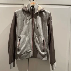 Moncler cardigan  - Moncler cardigan i fint skick. Köpt ifrån merchsweden finns KVITTO där ifrån. Bara att fråga vid minsta lilla fundering. Liten i storleken