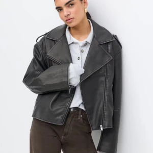 Skinnjacka - Superfin oanvänd skinnjacka från ginatricot med nypris 799 i strl M💖