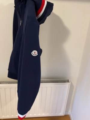 Moncler zip med luva - Säljer min moncler zip med luva som nästan är i nyskick. 