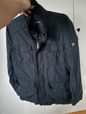 Hetrego jacka - Svart elegant riktigt schysst Hetrego jacka perfekt till vinterhalvåret i storlek 50 (M). Inga hål eller fläckar och superfint skick! 4 bröstfickor och detaljer gör att man i denna jackan sticker ut🤩