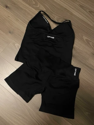 DFYNE fullset - Womens Dfyne full training set. Size S and colour black. Used only couple times, no signs of use. Fits very well and comfy💕