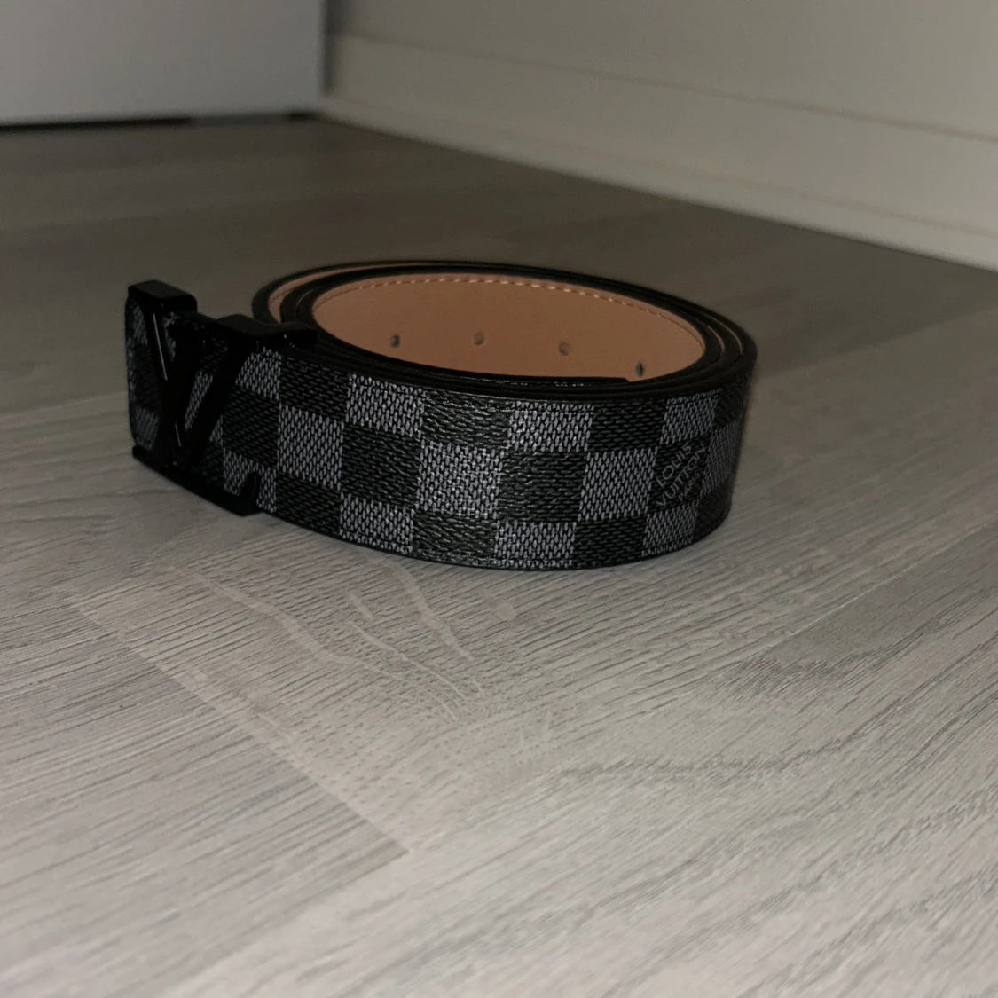 Ett svart bälte med svart logga från Lindex - 2