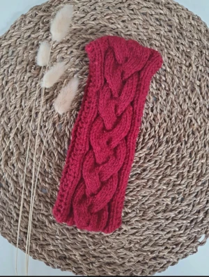 Stickat pannband  - Stickat pannband i mjuk akryl passar från ca 12 år och uppåt. Onesize Stickat av mig.