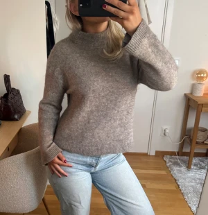 Stickad tröja HM - En super fin stickad tröja från hm i alpacka material i storlek xs🩷