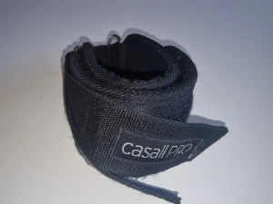 Casall PRO svarta träningsremmar - Svarta träningsremmar från Casall PRO med robusta metallringar och slitstarkt syntetmaterial. Perfekta för gymmet eller hemmaträning, ger extra stöd vid tunga lyft. One size.