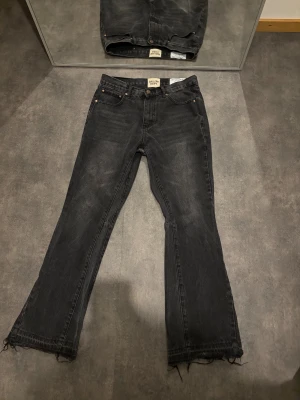 Gallery Dept fleared jeans - Säljer Gallery dept jeans i storlek S, används i 2-3 veckor. Pris kan diskuteras 
