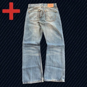 Levi's 512 Bootcut  - Ett par riktigt snygga vintage Levi's 512 Bootcut. Storlek på taggen: 31/32. Mycket bra skick, skriv om du har frågor!  Mått: Storlek på tag – 31/32, Midja – 39.5 cm, Lår – 30 cm, Innersöm – 78 cm, Längd – 101 cm, Benöppning – 23.5 cm