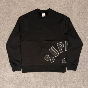 Supreme x Nike Sweatshirt - storlek S - Supreme x Nike crewneck i svart, i gott skick. Snygg och clean modell med wraparound-logotyp framtill och baktill. Längd: 64 cm, bredd: 55 cm. Snabb frakt och snabba svar.