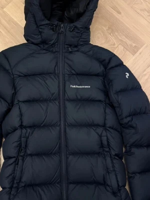 Peak Performance Dunjacka - Så fin och varm dunjacka. Jackan har ett hål i armen som har lappats ihop. Nypris ca 4000kr🥂💗