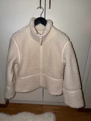 Ginatricot Teddyjacka - Hej säljer denna Ginatricot young teddy jacka den har två fläckar på ryggen och jag gissar på att det försvinner bara man tvättar den