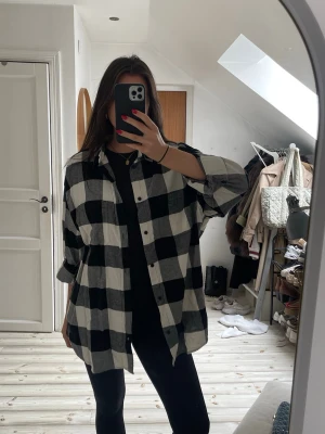 Oversized rutig skjorta i svart och vit - Säljer en oversized skjorta med stora svarta och vita rutor. 