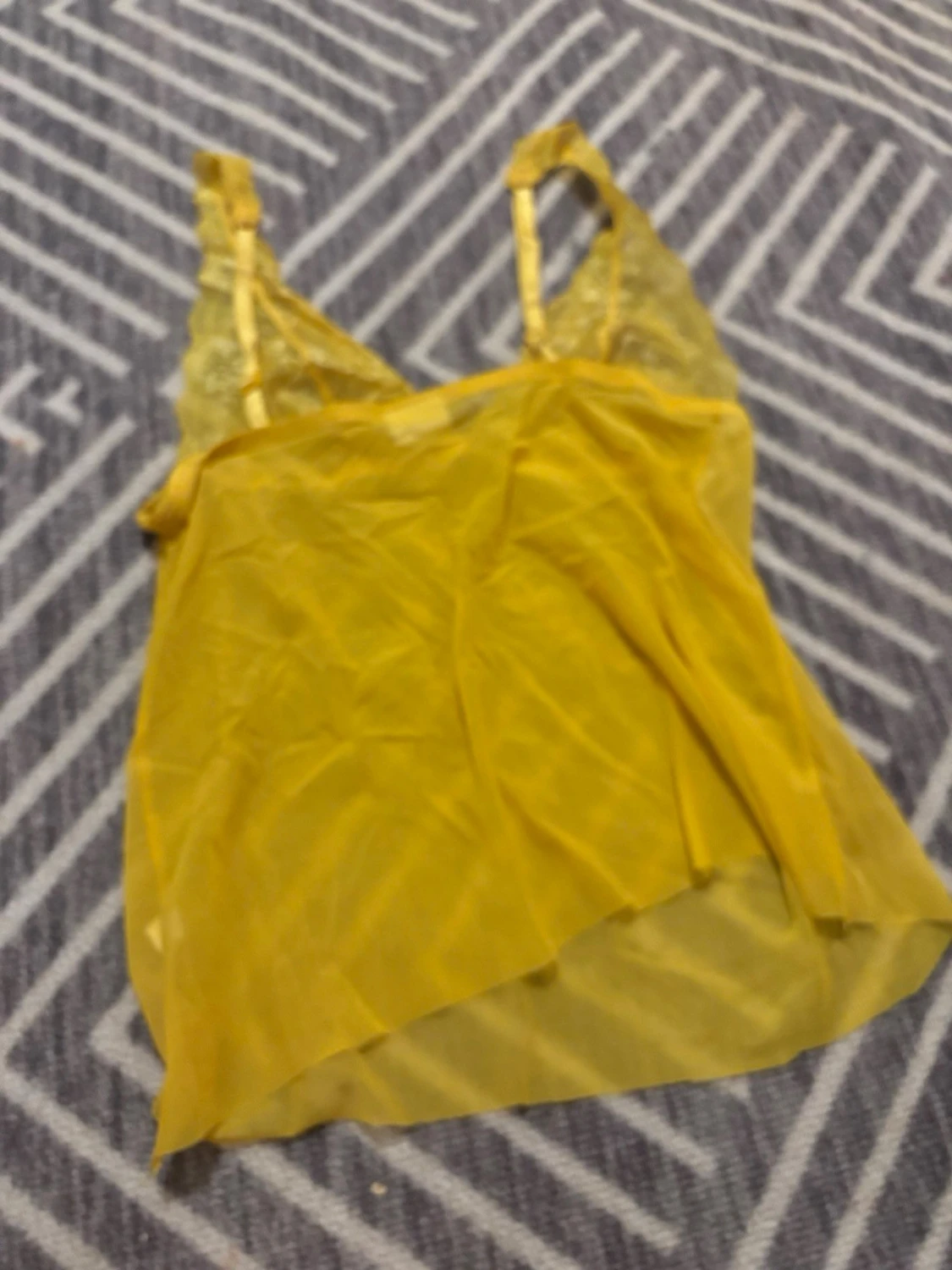 Gul spetsdetaljerad linnetopp - 1