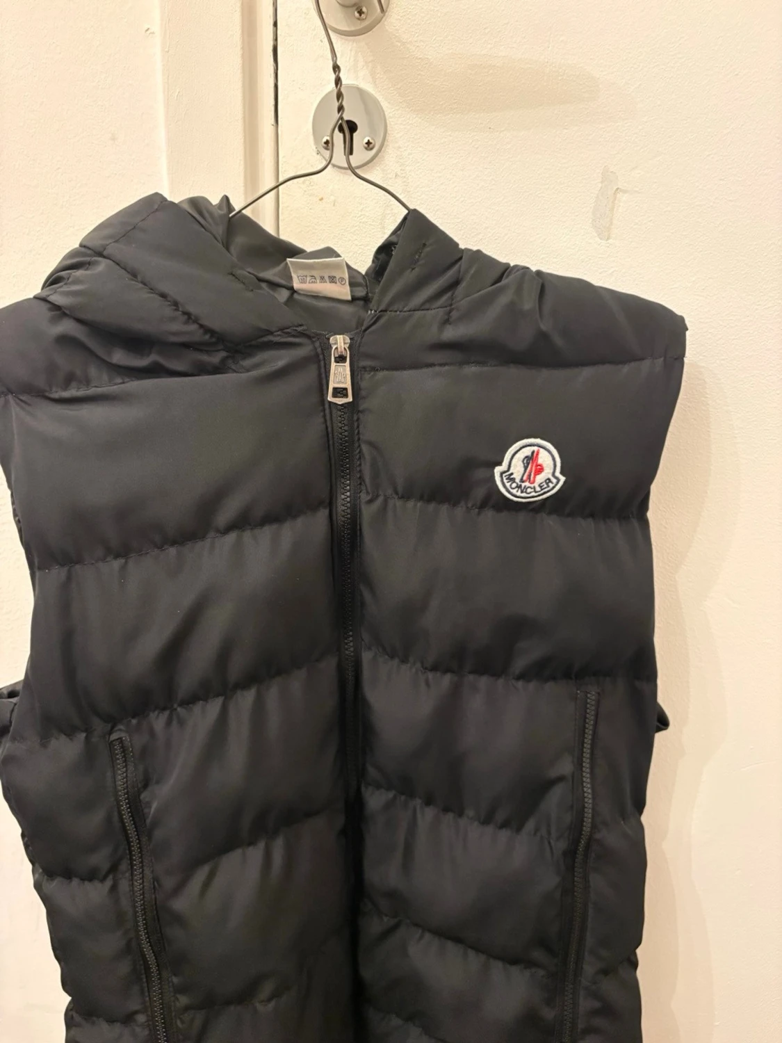 Svart dunväst från Moncler med huva