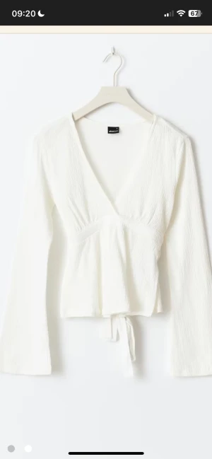 supersöt vit topp - Säljer denna supersöta vita toppen från Gina i storlek S, den är slutsåld helt på Gina just nu! Man knyter i ryggen en Knut eller rosett och den sitter så sjukt fint på🫶🏼🫶🏼 ny pris:299kr 