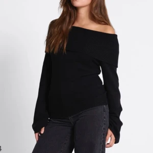 Svart off shoulder topp - Svart off shoulder topp från Lager 157, aldrig använd. Storlek XS