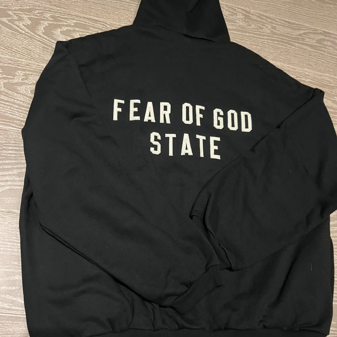 Svart hoodie från Fear of God Essentials - 1