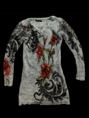 Cool tröja❤️ - Super fin och varm tröja i lite fluffigt matrial❤️ det sår den är storlek XL men den är välldigt strechig och sitter med kroppen på mig som e XS-S i storleken❤️