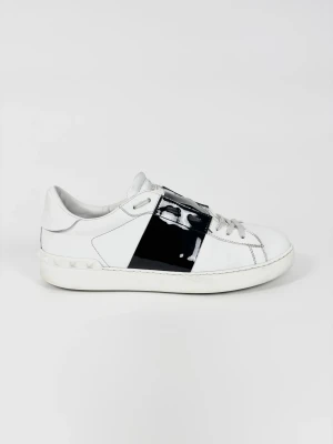 Valentino Open skor - | Säljer ett par Valentino open sneakers i riktigt bra använt skick. | Storlek: 44 | Dustbag ingår | Hör av dig vid frågor eller funderingar. 