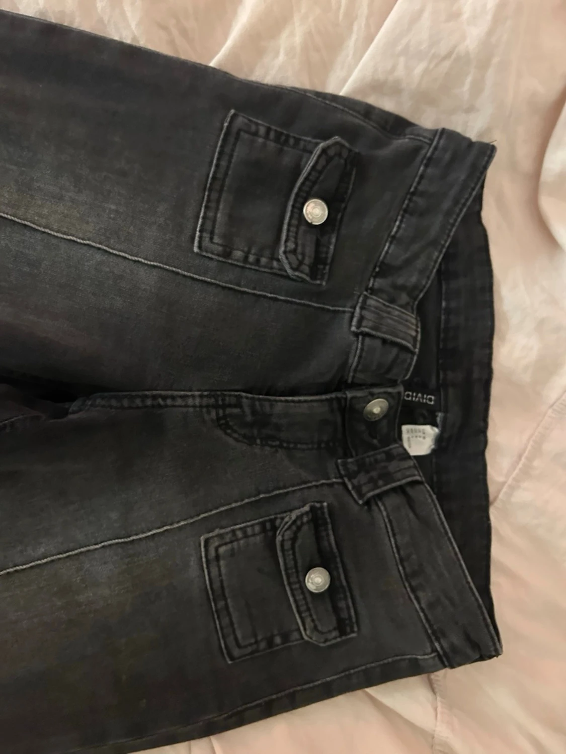 Svarta bootcut jeans utan bakfickor och coola framfickor  - 1