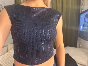 Nyårstopp - Super fin topp med öppen rygg, passar perfekt nu till nyår🪩 kan skicka idag!!! Aldrig använd<3