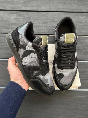 Valentino rockrunners 42 - Stört feta rockrunners! Ganska sällsynt färg! Skorna är i toppskick! Skick 9,5/10! Size 42 kan även passa 43! Dustbag ingår! Nypris ca 7200kr. Hör av dig vid frågor🙌🤩