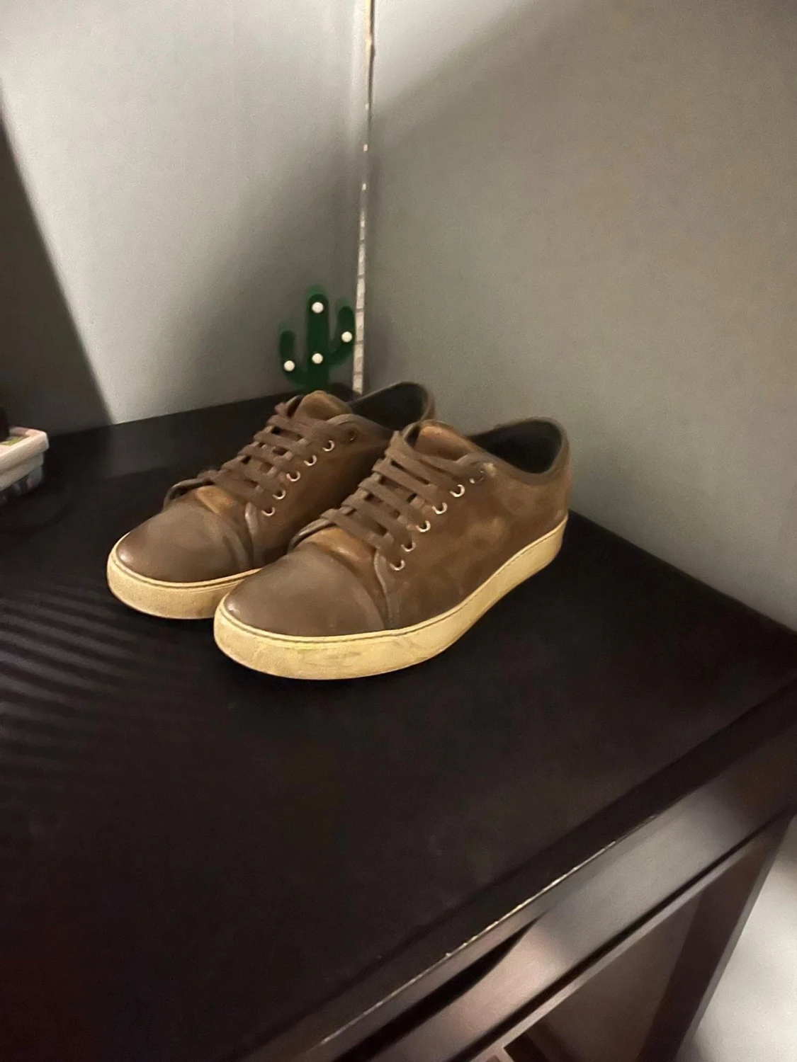 Bruna sneakers från Lanvin i mocka