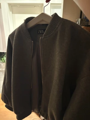 Grå tygjacka från Zara - Snygg grå tygjacka från Zara. Säljer då den är lite liten på mig. Stl S men sitter som xs. Nyskick 