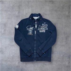 Cardigan från Camp David  - Säljer nu en galet fet cardigan från märket Camp David, väldigt bra skick och sticker ut väldigt mycket. Pris kan diskuteras 🤩