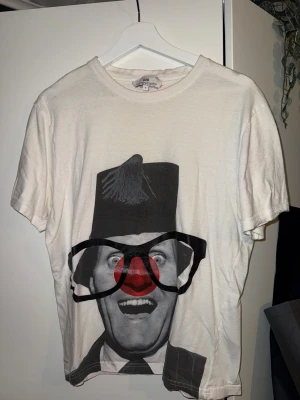 Stella McCartney T-Shirt - Jäkligt cool T-shirt från Stella McCartney i en trendig design. Använd men bra skick och inga defekter, storlek S och passar både S och XS. Skriv vid frågor!