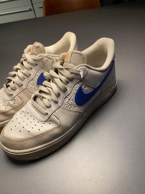 Nike airforce - Säljer nu dessa air force one i st 43 bara höra av dig vid frågor eller funderingar.