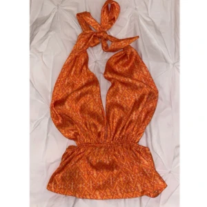 Topp - Halterneck topp i satin med mönster🧡