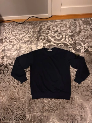 Mörkblå tröja från Stone Island - Rätt så tajt för m 