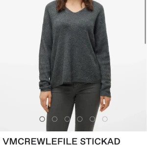 Mörkgrå stickad tröja VeroModa - Mysig mörkgrå stickad tröja från VeroModa med v-ringad hals och långärmad design. Tröjan har en loose passform och är perfekt för lager-på-lager under kyliga dagar. Enkel och stilren look som funkar till jeans eller leggings.🩶🎀🛒✨