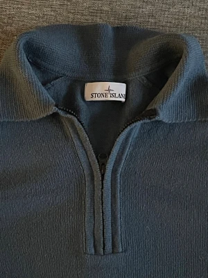 Blå stickad q zip Stone Island tröja M - Säljer en blå autentisk  stickad q zip tröja från Stone Island i storlek M, med den ikoniska Stone Island patchen på vänster arm. Tröjan har storleken medium. Pris ej hugget i sten