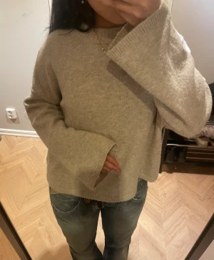 Stickad tröja H&M - Säljer denna fina stickade tröjan från H&M, säljer då jag har många liknande❣️ Färgen syns bäst på första bilden, den är lite nopprig💕💕💕