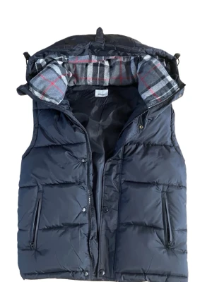 Svart pufferjacka från Burberry - Burberry jacka| skick:8/10| Storlek:S| hör av dig vid minsta fundering|Lämna Gärna Prisförslag| KVITTO FINNS