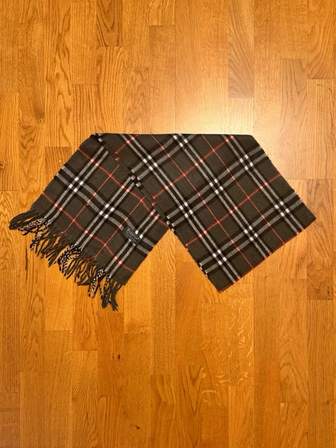 Grå Burberry halsduk