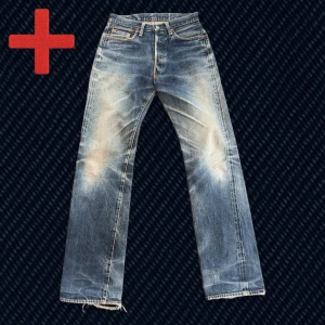 Vintage Japanska Selvedge Jeans (Denime) - Ett par Vintage Japanska Selvedge Denime Jeans med riktig fin patina! Passar straight, Size på taggen: 30 (mått nedan). Inga märkbara skador förutom lite heelbite. Skriv om du har frågor!   Mått: Storlek på tag – 30, Midja – 38 cm, Lår – 30 cm, Innersöm – 85 cm, Längd – 111 cm, Benöppning – 20.5 cm