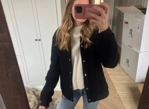 Svart tygbomberjacka - Svart jacka från BIKBOK i storlek M.