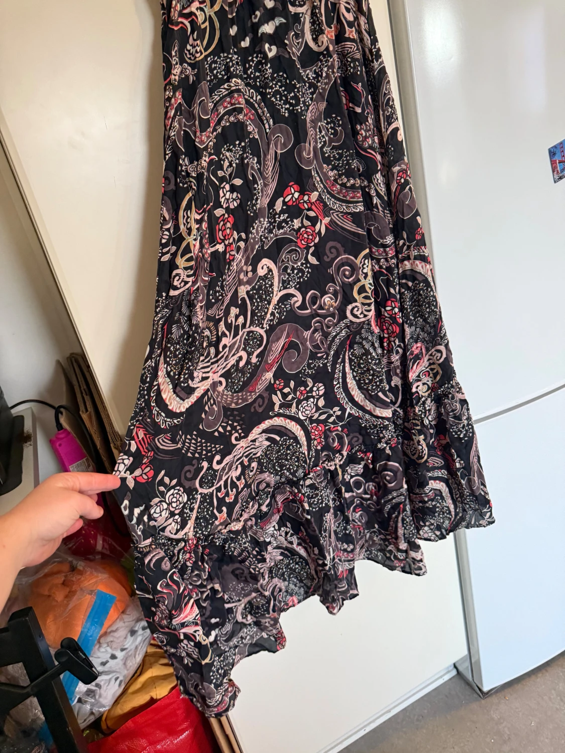 Svart långklänning med blommigt mönster - 4